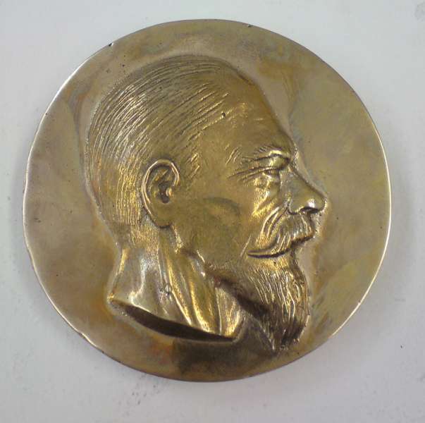 self portrait "sign of the time" rv by N. Vudrag
self portrait "sign of the time" at 50 years (now 23) 10 cm bronze
Keywords: portrait classical contemporary medal bronze Vudrag vudrag_medals